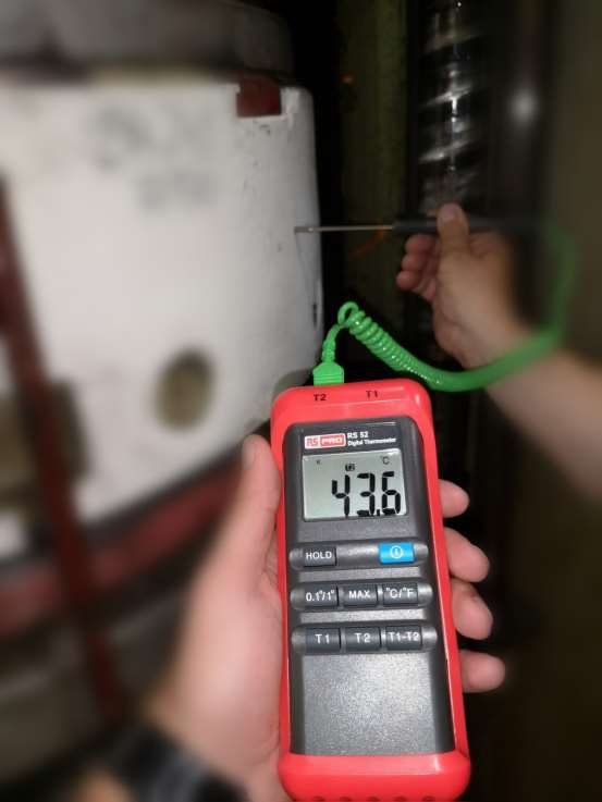 Temperaturmessung an isolierter Vulkanisationsform, Anzeige 43,6 °C