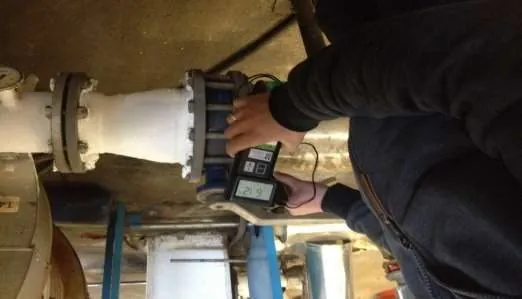 Temperaturmessung an der PSC-beschichteten Rohrleitung mit Kontaktthermometer