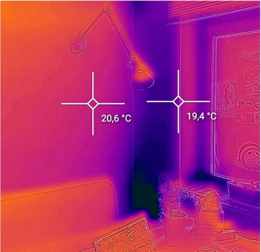 Wärmebildaufnahme eines Innenraums mit Messpunkten 20,6 °C und 19,4 °C an der beschichteten Wand