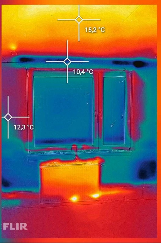 Wärmebildaufnahme des Innenraums vor der Beschichtung, kühlere Wand- und Fensterbereiche (10,4–15,2 °C)