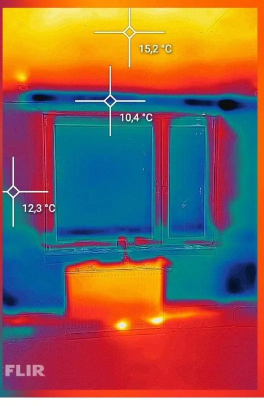 Wärmebildaufnahme des Innenraums vor der Beschichtung, kühlere Wand- und Fensterbereiche (10,4–15,2 °C)