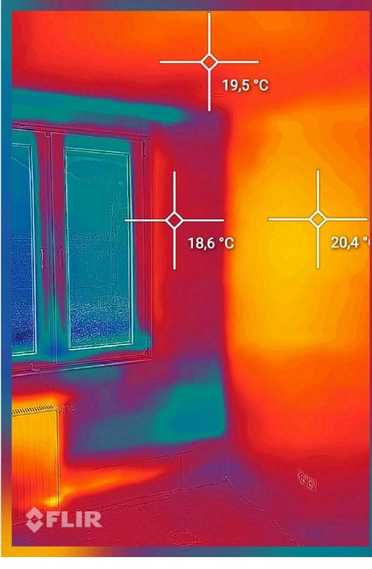 Wärmebildaufnahme des Innenraums nach der Beschichtung, wärmere Wandbereiche (18,6–20,4 °C)