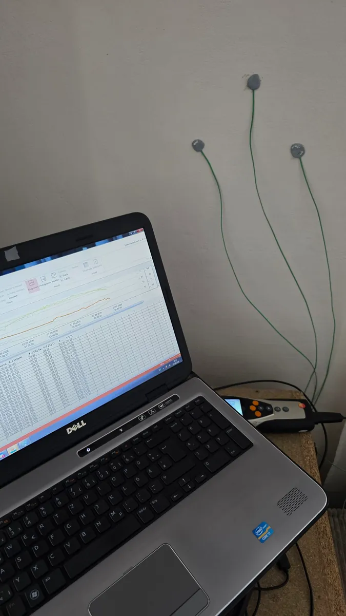 Messaufbau mit Testo-635-Gerät, an der Wand angebrachten Sensoren und kontinuierlicher Aufzeichnung am Laptop