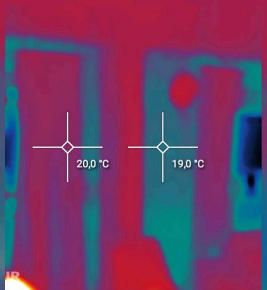 Wärmebildaufnahme eines Innenraums mit Messpunkten 20,0 °C und 19,0 °C an der beschichteten Wand