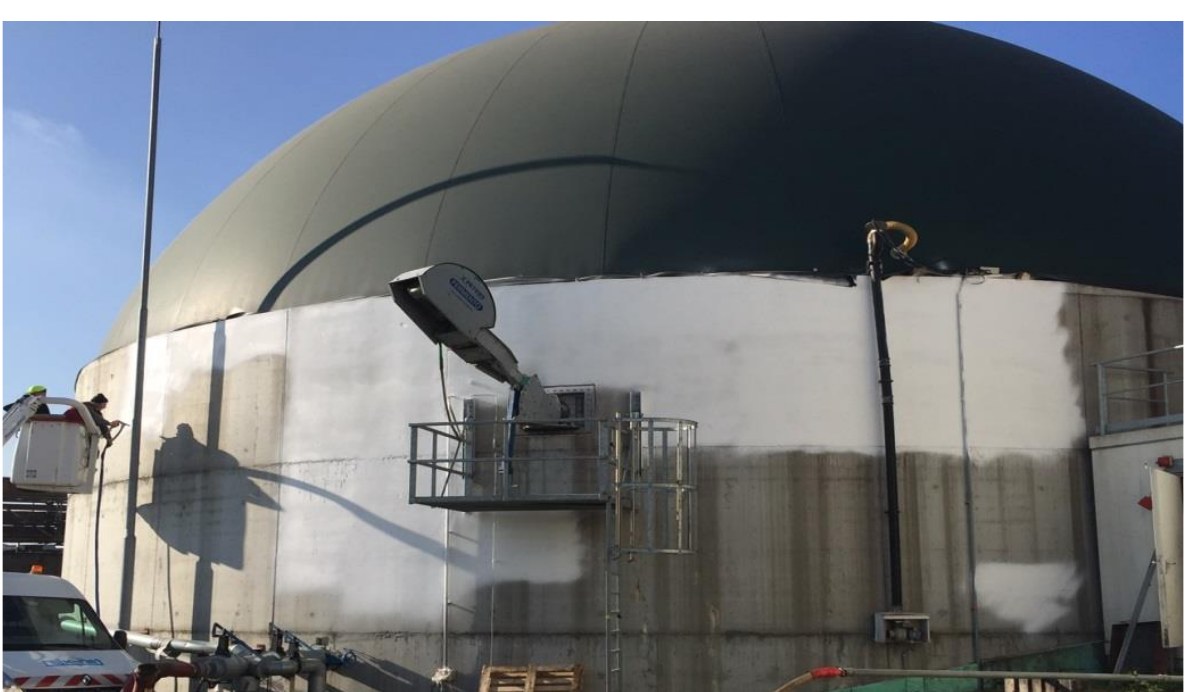 Fermenter-Tank einer Biogasanlage, Betonwand teilweise mit PSC beschichtet, Hubarbeitsbühne
