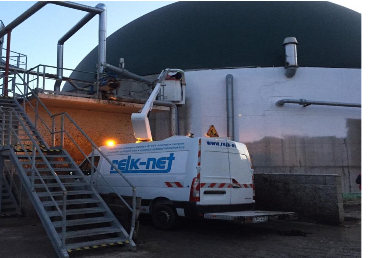 Beschichteter Fermenter-Tank mit Hubarbeitsbühne und Servicefahrzeug