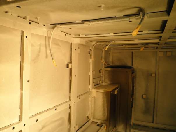 Innenraum eines mit PSCoat beschichteten Stahlcontainers, Deckenbereich mit Rahmen