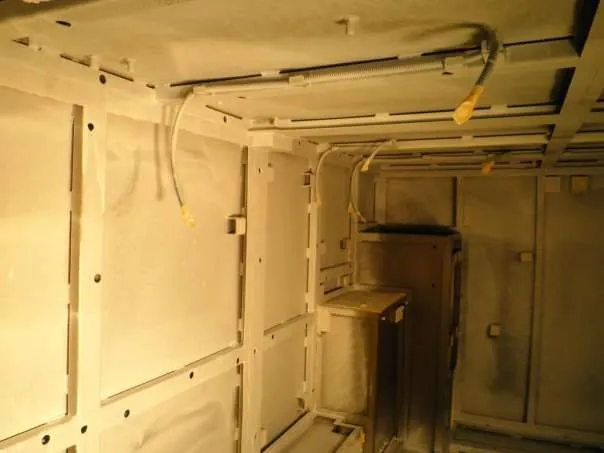 Innenraum eines mit PSCoat beschichteten Stahlcontainers, Deckenbereich mit Rahmen